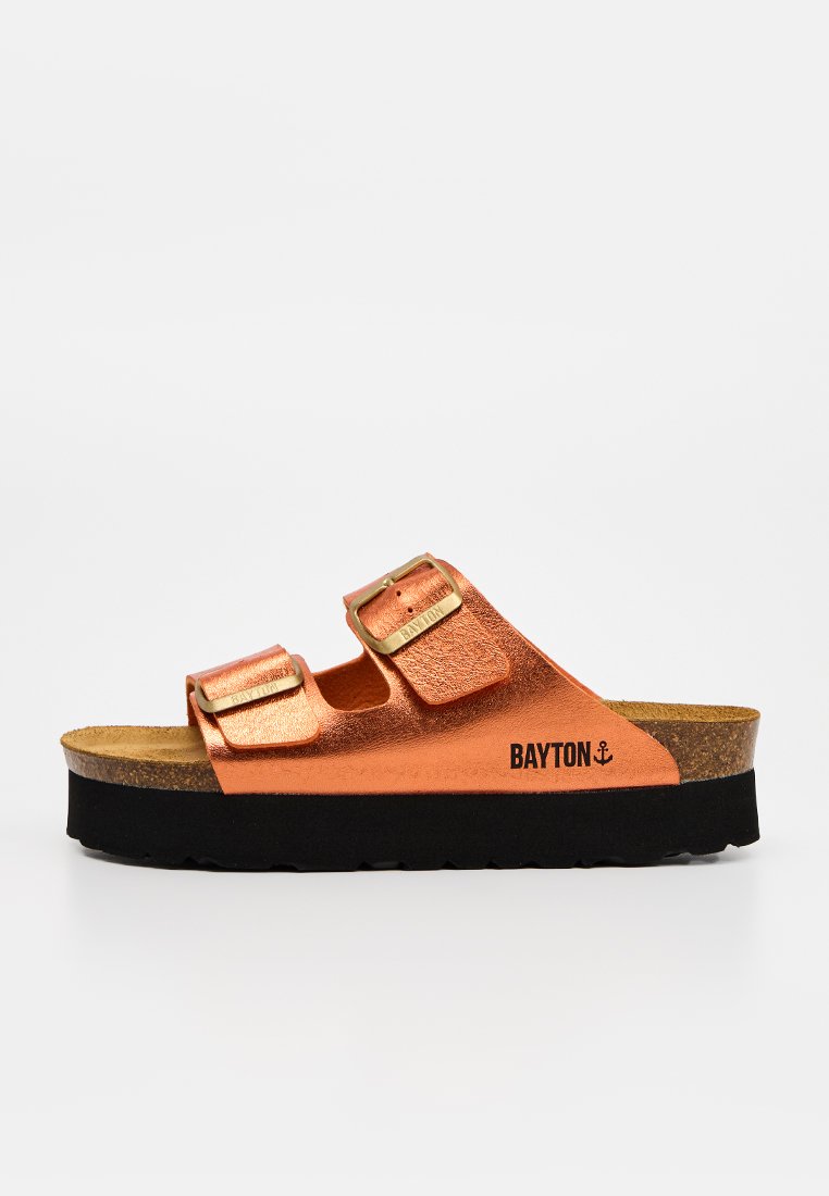 Orange metallic Slide-Sandale mit zwei verstellbaren Schnallen, Korkfußbett, schwarzer Plateau-Sohle und "BAYTON"-Logo mit Anker an der Seite.