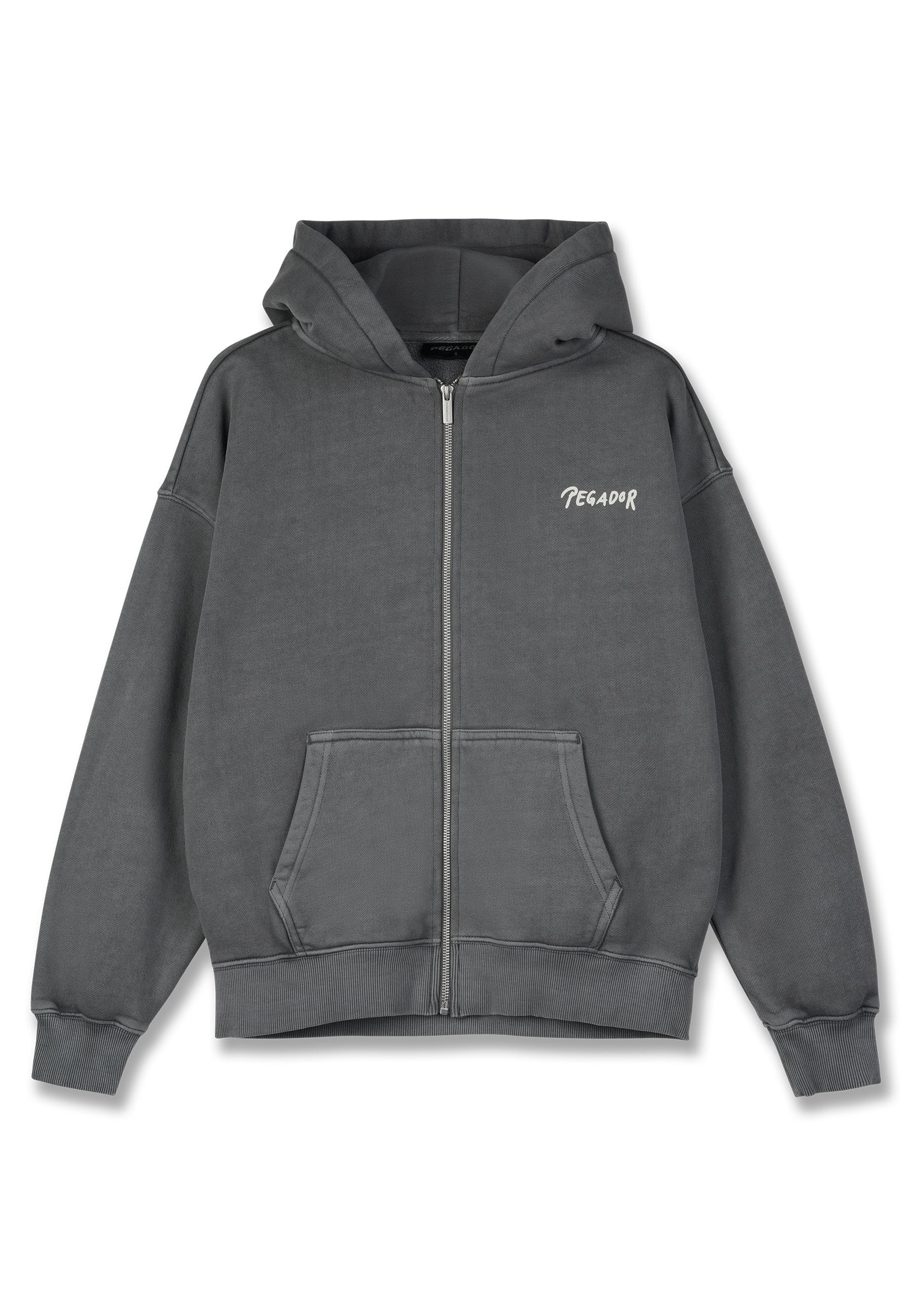 Grauem Zip-Up Hoodie aus weichem Stoff mit einer Vordertasche, umgeschlagenen Bündchen und einer großen Kapuze. "PEGA-DOR" in Weiß auf der Brust gedruckt.