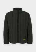 Dunkelgrüne gesteppte Steppjacke mit Steppmuster, hohem Kragen, Frontreißverschluss und zwei Seitentaschen. Hat ein gelbes "HUGO"-Logo auf der linken Seite.