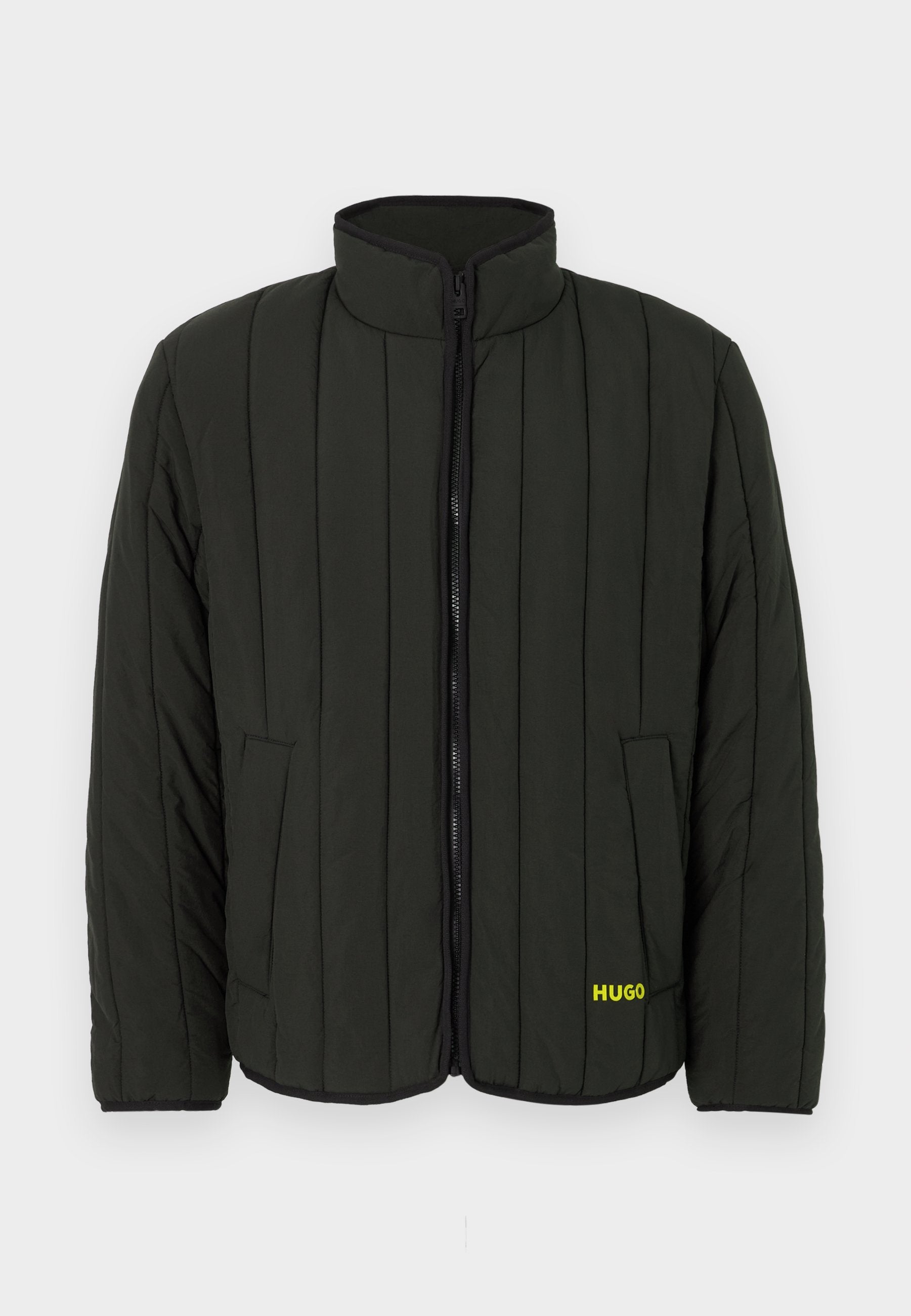 Dunkelgrüne gesteppte Steppjacke mit Steppmuster, hohem Kragen, Frontreißverschluss und zwei Seitentaschen. Hat ein gelbes "HUGO"-Logo auf der linken Seite.
