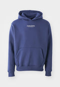 Marineblaue Kapuzenjacke aus weichem Stoff, mit einer Kängurutasche, gerippten Bündchen und dem Text "STUDIO EDITION" in Weiß über der Brust.