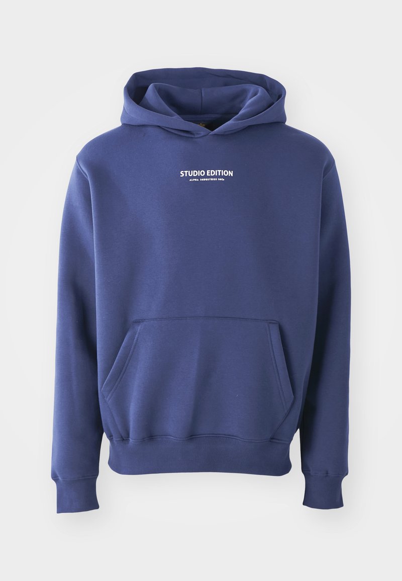 Marineblaue Kapuzenjacke aus weichem Stoff, mit einer Kängurutasche, gerippten Bündchen und dem Text "STUDIO EDITION" in Weiß über der Brust.