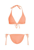 Pfirsichfarbener Bikini mit einem Triangeltop mit Neckholderbändern und einem Slip mit Seitenschleifen. Weicher, glatter Stoff mit minimaler Bedeckung.