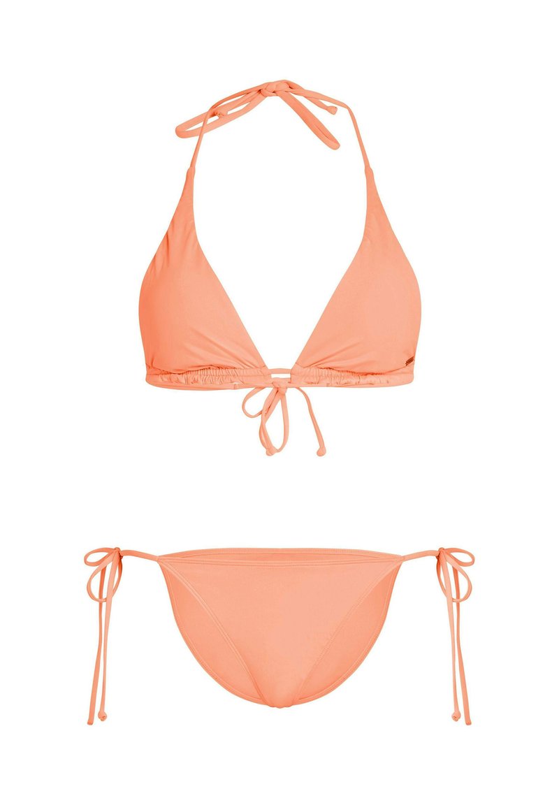 Pfirsichfarbener Bikini mit einem Triangeltop mit Neckholderbändern und einem Slip mit Seitenschleifen. Weicher, glatter Stoff mit minimaler Bedeckung.