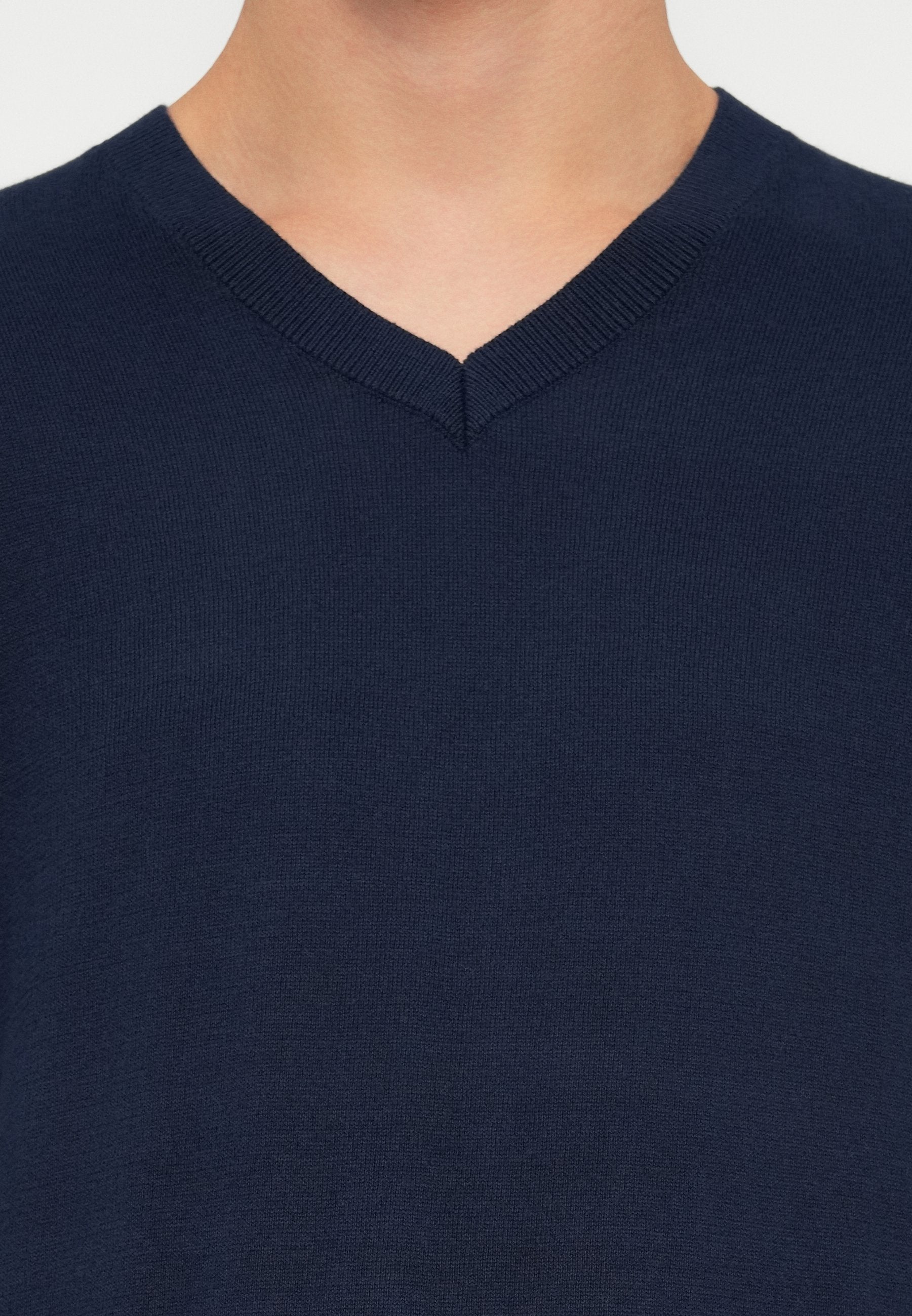 GAP SOLID CORE VEE