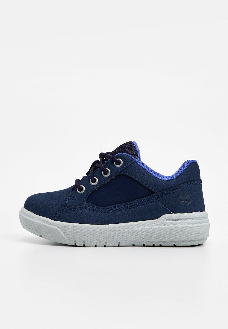 Marineblauer Wildlederschuh mit grauer Gummisohle, rundem Zehenbereich und runden Schnürsenkeln. Verfügt über blaue Akzente am Kragen und ein Logo an der Seite.