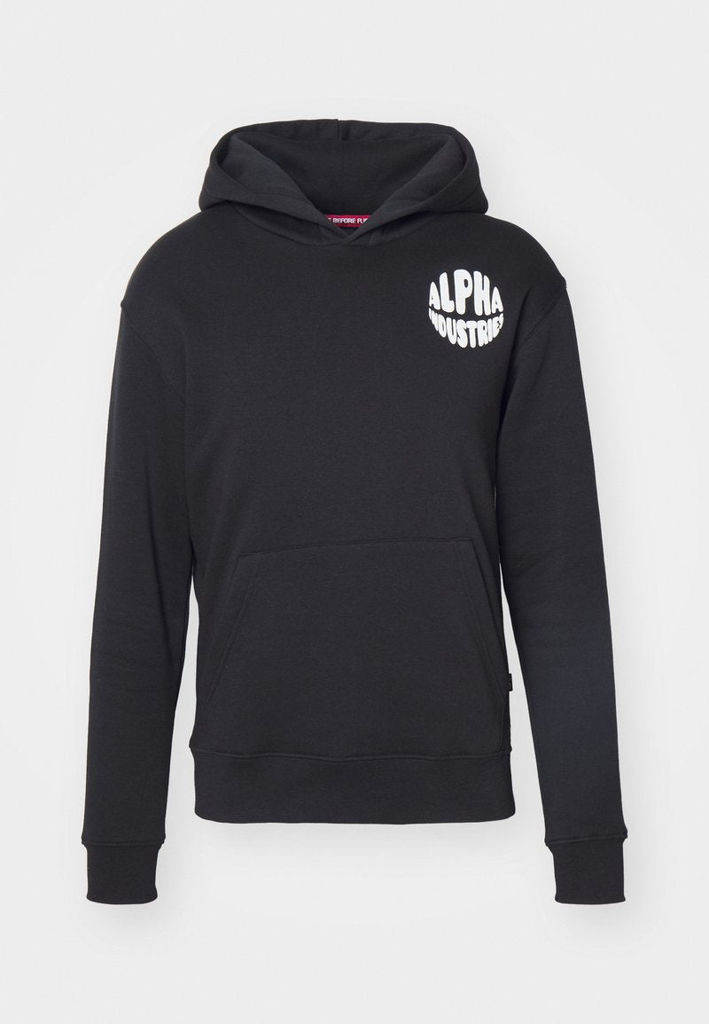 Schwarzer Hoodie aus Baumwollmischgewebe. Mit einer vorderen Kängurutasche, weißem Logo auf der linken Brust und gerippten Bündchen und Saum.