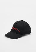 Schwarze Baseballkappe aus Stoff, mit gebogenem Schirm und einem vorne in Rot gestickten Logo. Einfaches Design, strukturierte Form.