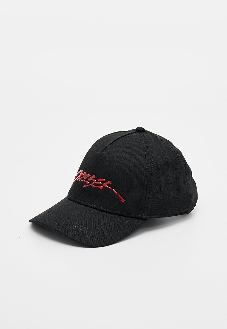 Schwarze Baseballkappe aus Stoff, mit gebogenem Schirm und einem vorne in Rot gestickten Logo. Einfaches Design, strukturierte Form.