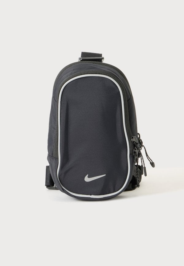 Nike Sportswear COMMUTE UNISEX - Cross body bag - black/silver-coloured