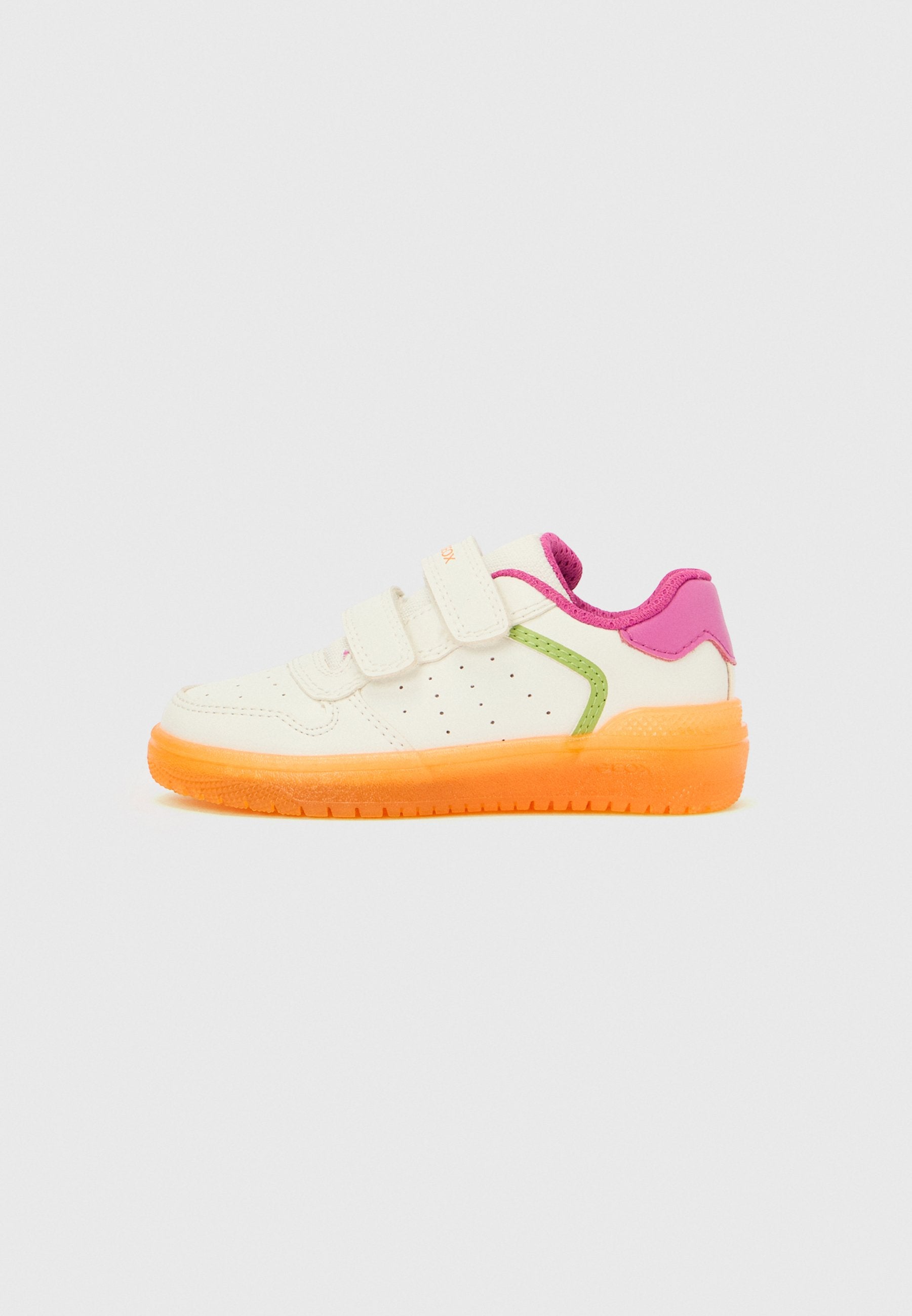 Sneaker mit weißem Obermaterial aus synthetischem Material, grünen und rosa Akzenten sowie einer orangefarbenen transparenten Sohle; verfügt über Klettverschlüsse und ein perforiertes Design.