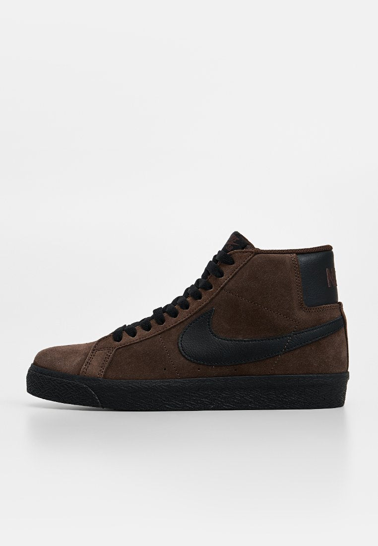 Brauner Wildleder-Sneaker mit hohem Schaft und schwarzen Lederakzenten, ausgestattet mit einer strukturierten schwarzen Gummisohle und schwarzen Schnürsenkeln. Seitenlogo vorhanden.