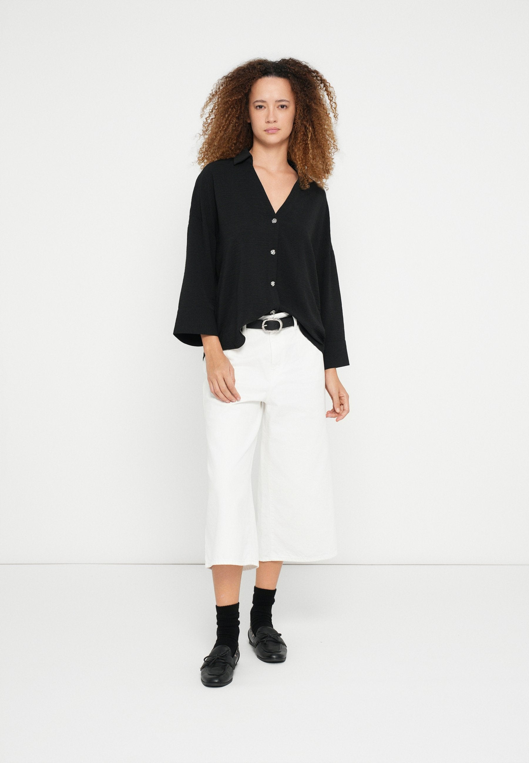 ONLSVERRE METTE V NECK BUTTON  Media 2