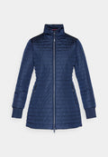 Marineblaue gesteppte lange Jacke mit hohem Kragen, durchgehendem Frontreißverschluss, seitlichen Reißverschlusstaschen und gerippten Ärmelbündchen.