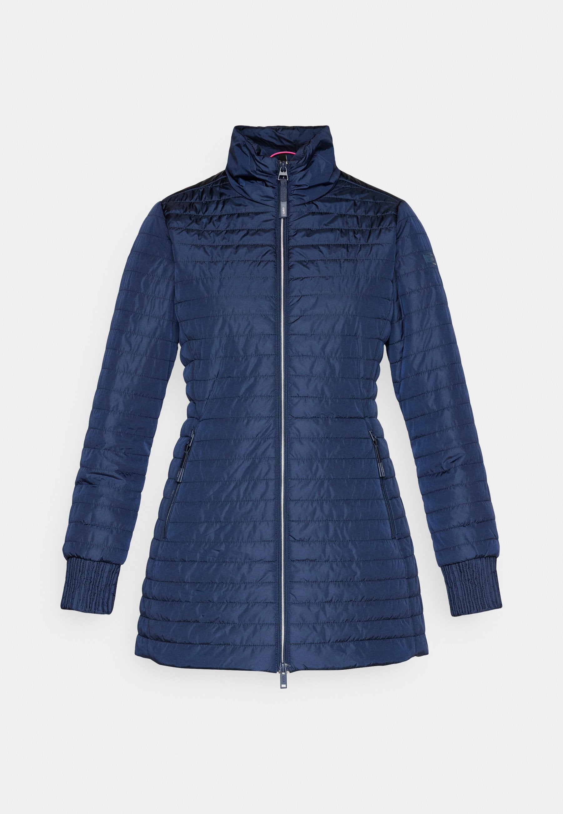 Marineblaue gesteppte lange Jacke mit hohem Kragen, durchgehendem Frontreißverschluss, seitlichen Reißverschlusstaschen und gerippten Ärmelbündchen.
