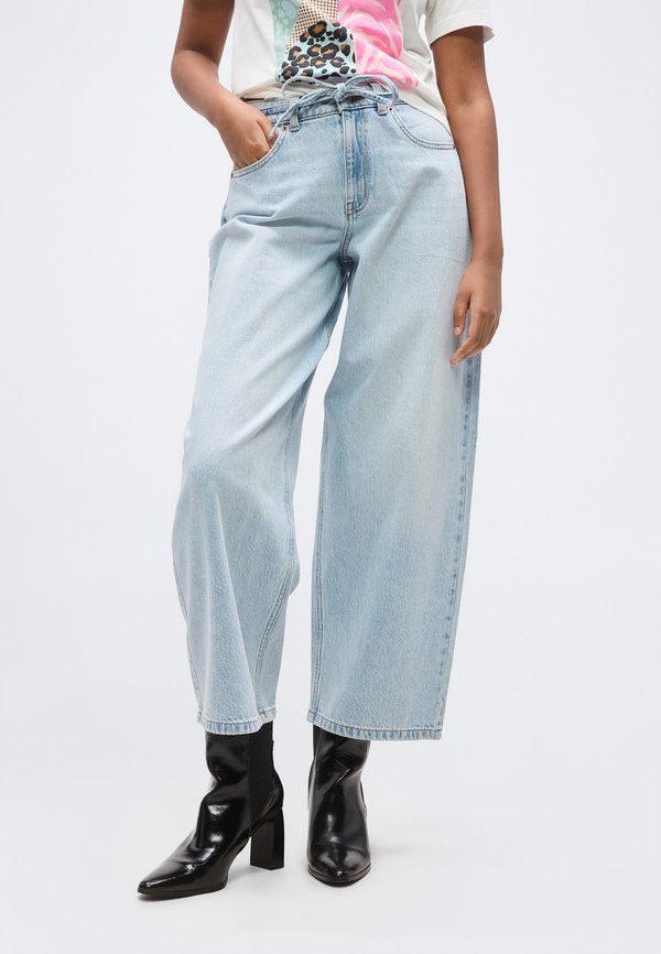 Vero Moda Petite VMESTELLE BARREL BELT - Loose Jeans - light blue denim