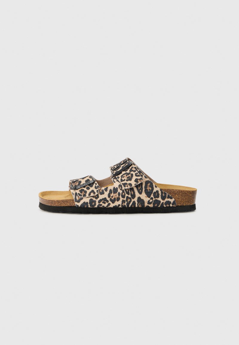 Leopardenmuster-Ledersandale mit zwei verstellbaren Riemen, Korkfußbett und Gummisohle. Stofftextur und schwarze Schnallenelemente.