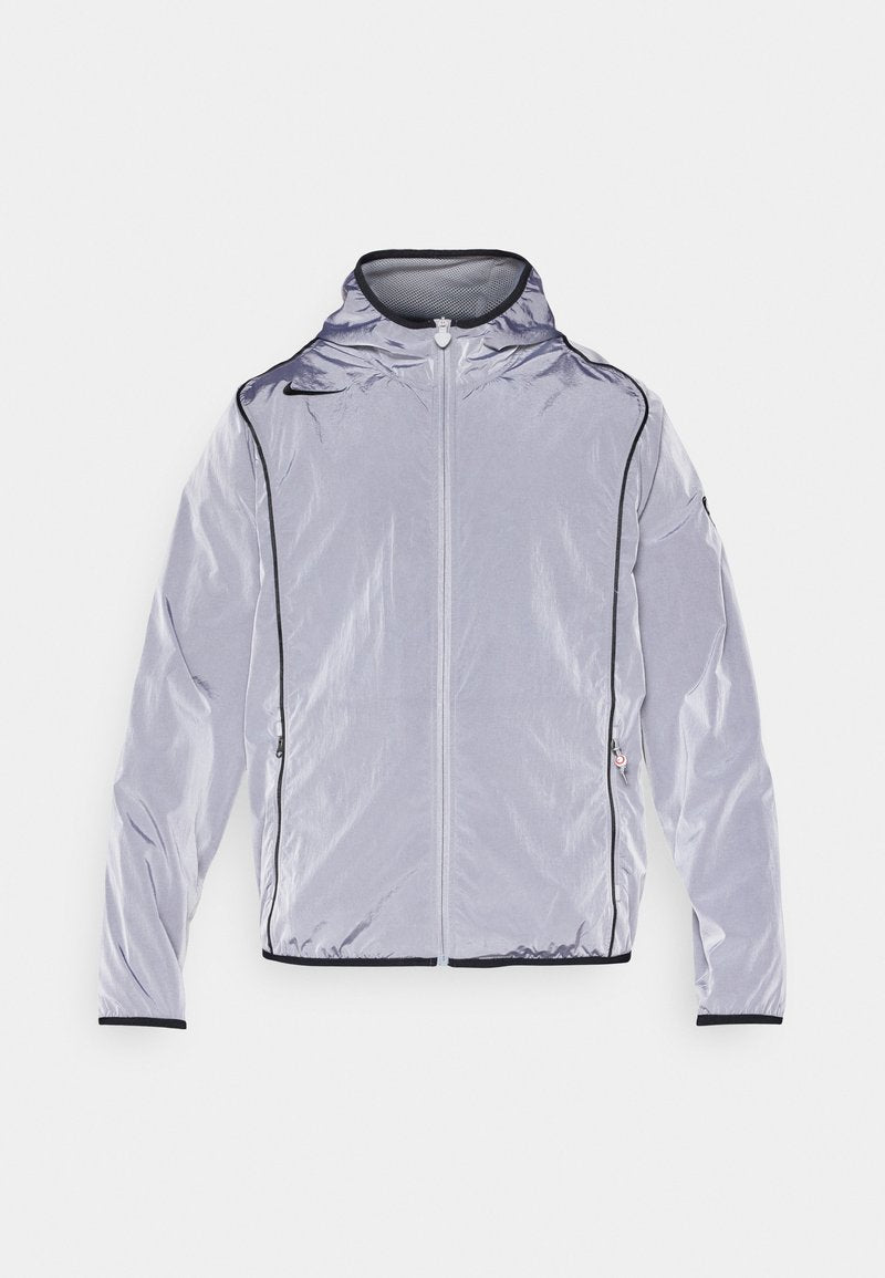 Leichte silberne Jacke mit Reißverschluss, Kapuze und schwarzen Akzenten an den Bündchen und am Saum. Glatte Textur, ausgelegt für Atmungsaktivität.