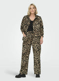 Leopardenmuster Jacke und Hose in Beige und Schwarz, mit einem lockeren Schnitt, Taschen und einem kragen Design. Kombiniert mit schwarzem Schuhwerk.