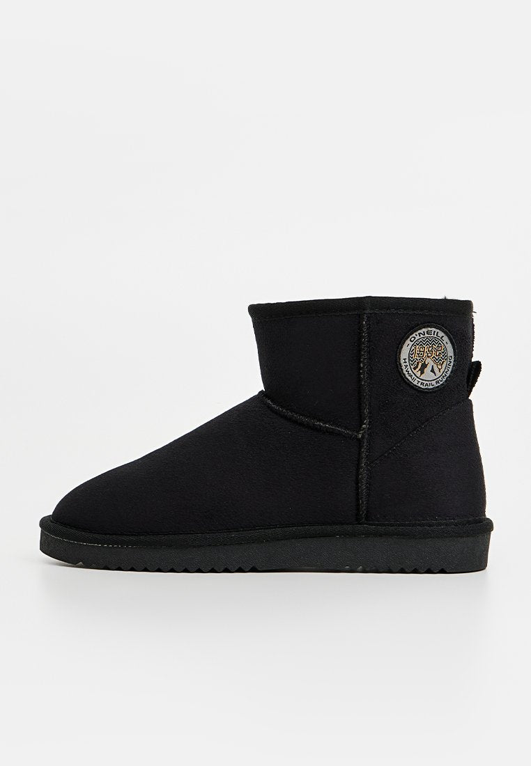 Schwarze Knöchelstiefel aus weichem, strukturiertem Stoff mit runder Spitze, einem geprägten Logo an der Seite und einer robusten Gummiaußensohle.