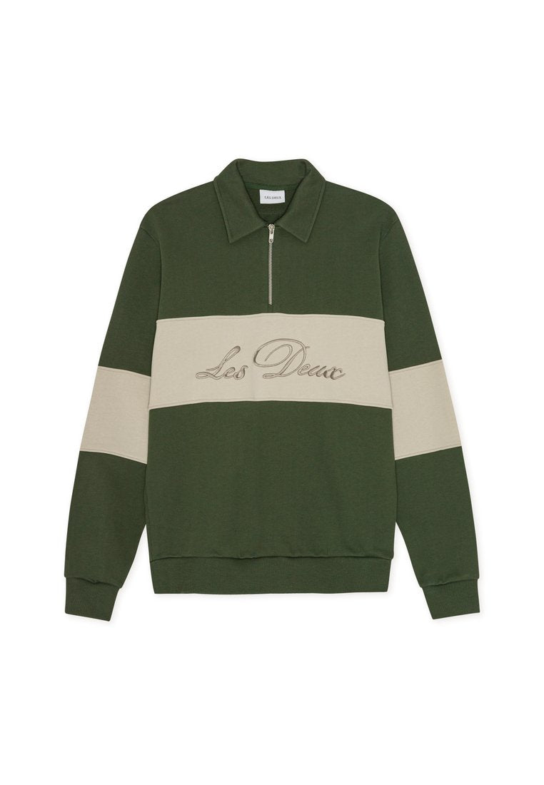 Olivgrüner Pullover mit kragenähnlichem Ausschnitt, halber Reißverschluss und cremfarbenen horizontalen Streifen. Verfügt über einen gestickten "Les Deux"-Schriftzug.