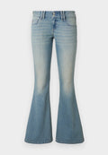 Hellblaue, ausgestellte Jeans aus Denim mit hoher Taille, dezentem Verblassen, zwei vorderen Taschen und zwei hinteren Taschen mit Knopfverschluss.