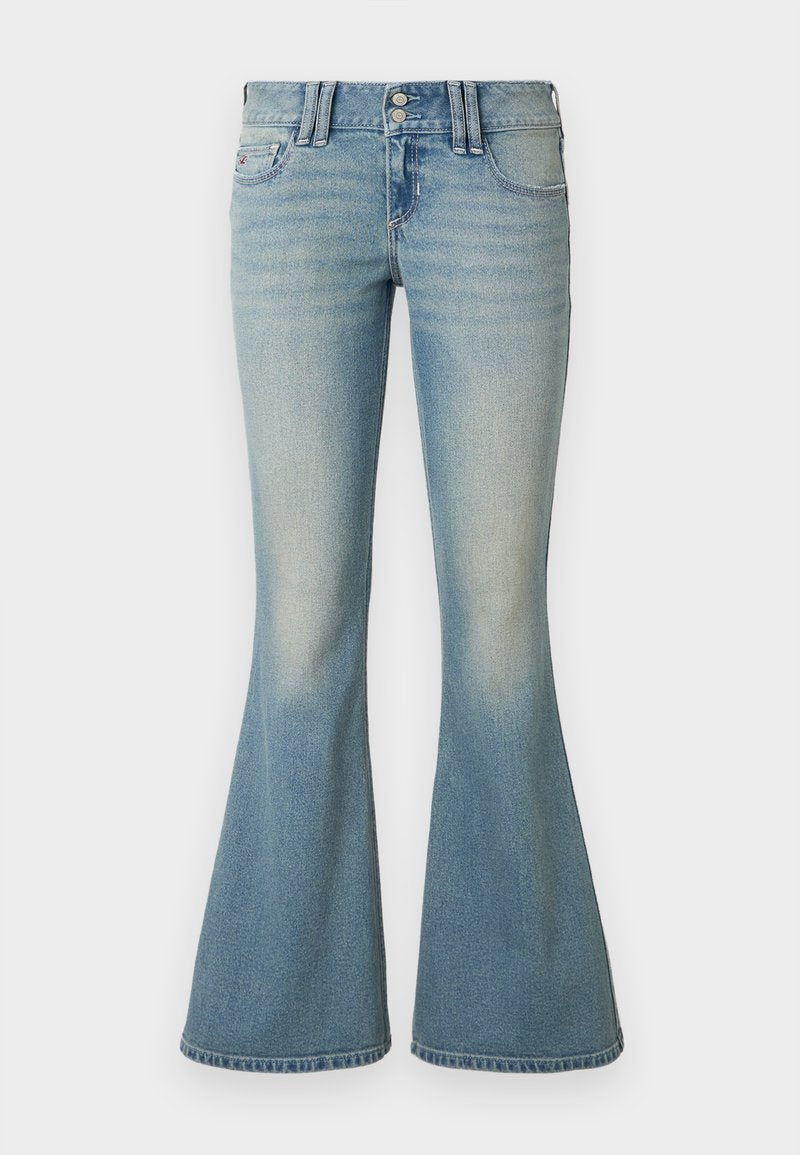 Hellblaue, ausgestellte Jeans aus Denim mit hoher Taille, dezentem Verblassen, zwei vorderen Taschen und zwei hinteren Taschen mit Knopfverschluss.