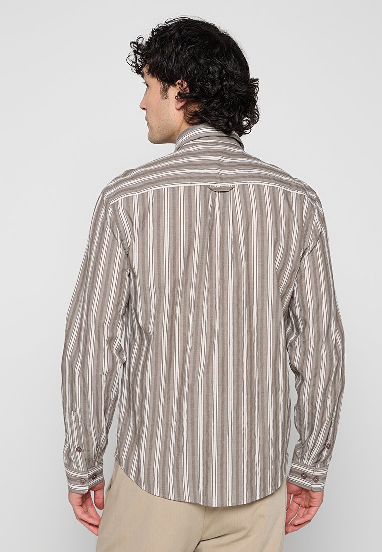 REGULAR FIT Media 2