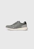 Grauer Sneaker mit einer Mischung aus glatten und strukturierten Materialien, einer Gummisohle, runder Zehenform und schnürbarem Design mit grauen Schnürsenkeln und Akzenten.