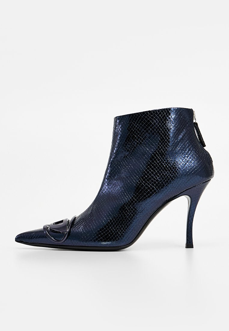Navyblaue Ankle Boots mit glänzendem Schlangenleder-Print, spitzem Zehenbereich und Stiletto-Absatz. Enthält eine dekorative Schleife und einen seitlichen Reißverschluss.