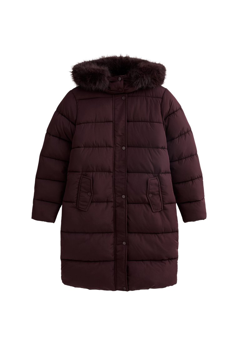 Burgundylila Daunenjacke mit einer Kapuze aus Kunstfell, Druckknöpfen und zwei Fronttaschen. Das Design ist mit horizontalen Nähten gesteppt.
