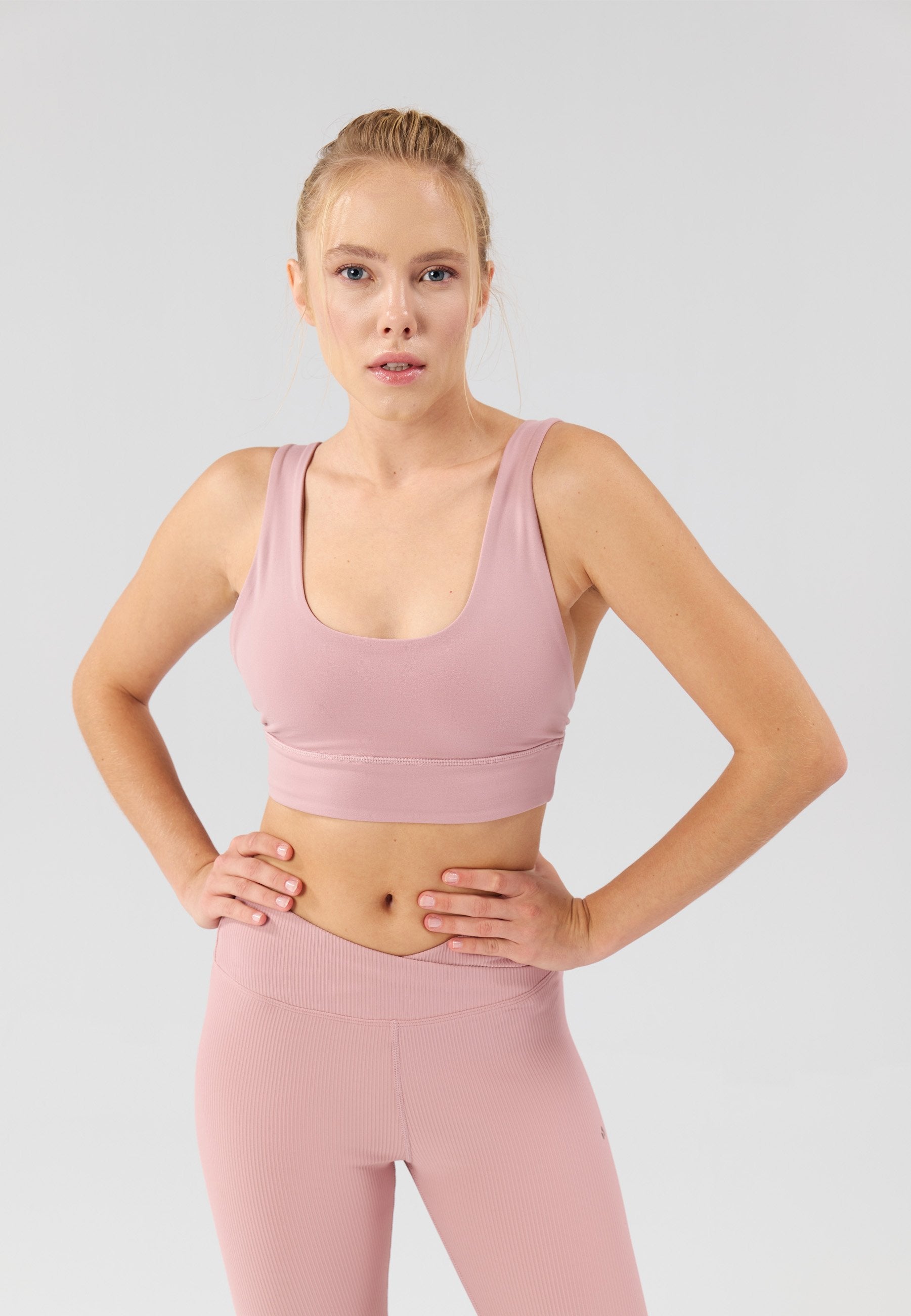 Even&Odd active MEDIUM SUPPORT SPORTS BRA WITH SIDE DETAIL