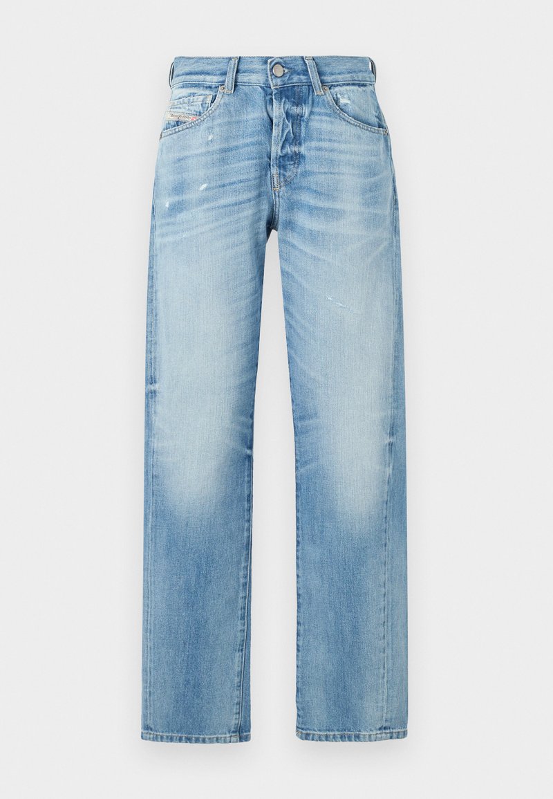 Hellblaue, weit geschnittene Jeans aus Denim mit einem gefaerbten Finish, leichten Abriebstellen, Fünf-Taschen-Design und einem Knopfverschluss.