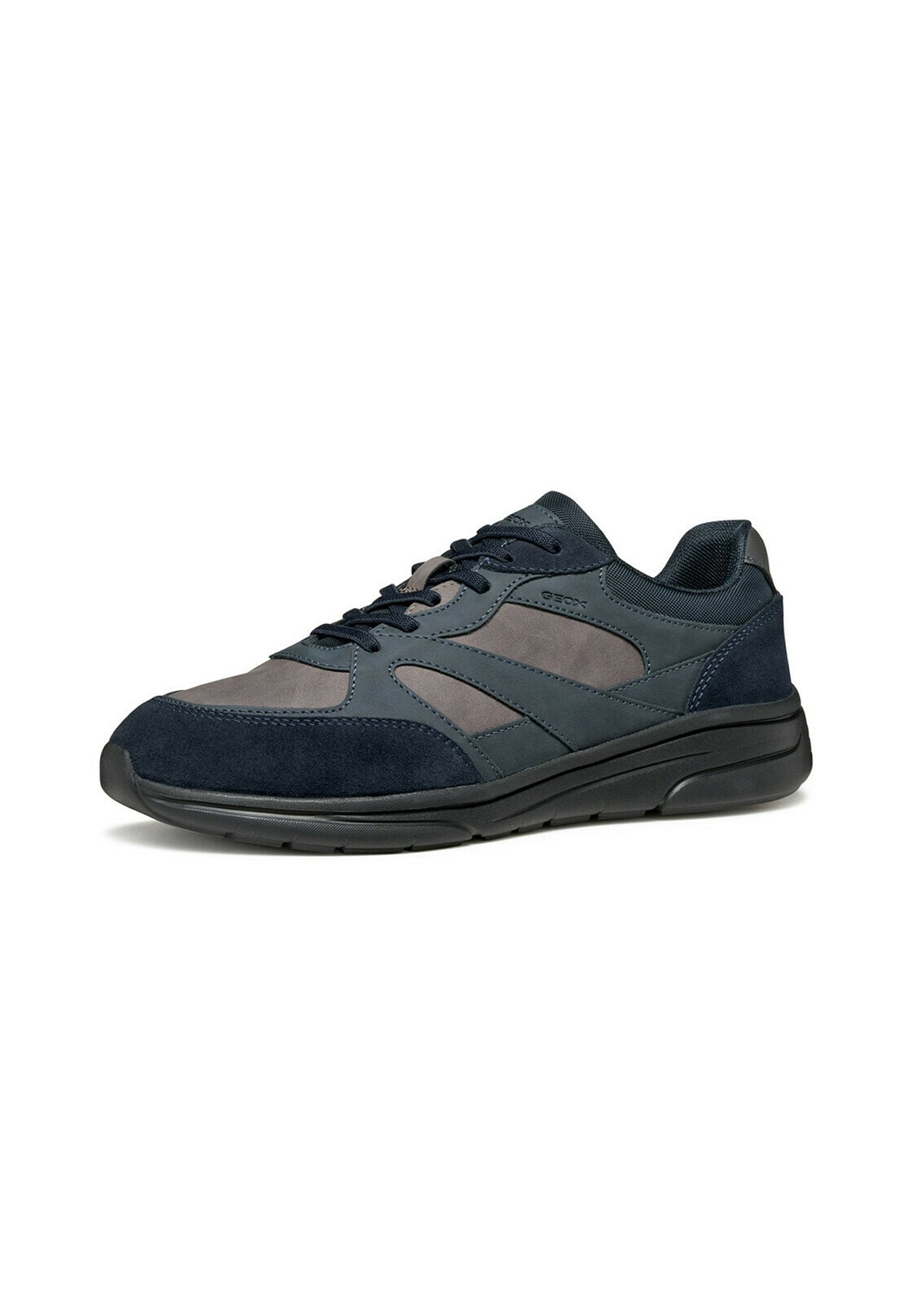 Dunkelblaue Sportschuhe mit Wildleder- und Lederpaneelen. Sie verfügen über ein Schnürdesign, eine Gummisohle und kontrastierende hellgraue Akzente.