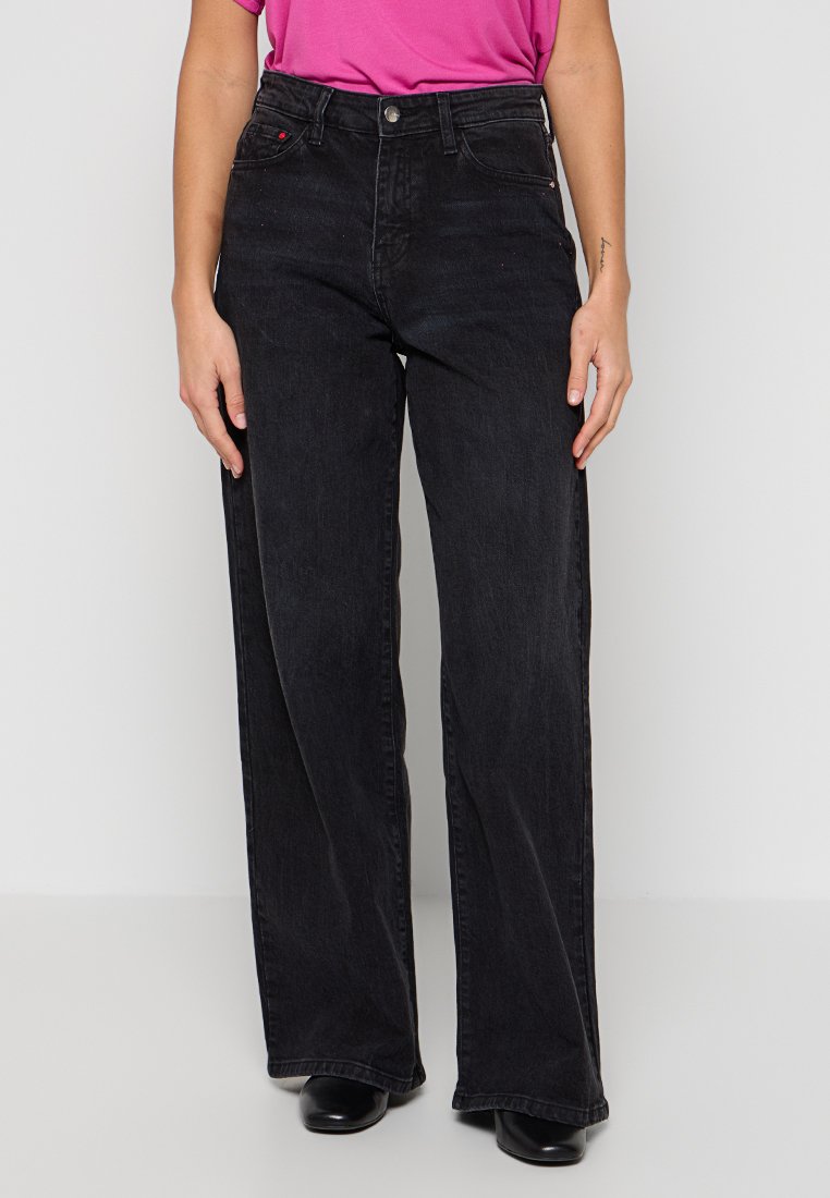 Schwarze Jeans mit weitem Bein und hoch tailliertem Design, versehen mit Knopf- und Reißverschluss, fünf Taschen und dezenten Steppnähten.