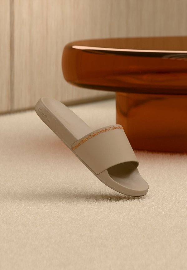 Calvin Klein ESS SLIDE INSTITUTIONAL - Mules - nomad/vivid tangerine