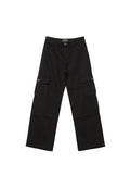 Schwarze Cargo-Hosen mit lockerer Passform, ausgestattet mit mehreren Taschen, einem Knopfverschluss und einem strapazierfähigen Baumwollmaterial. Flache Nähte und ein einfaches Design.