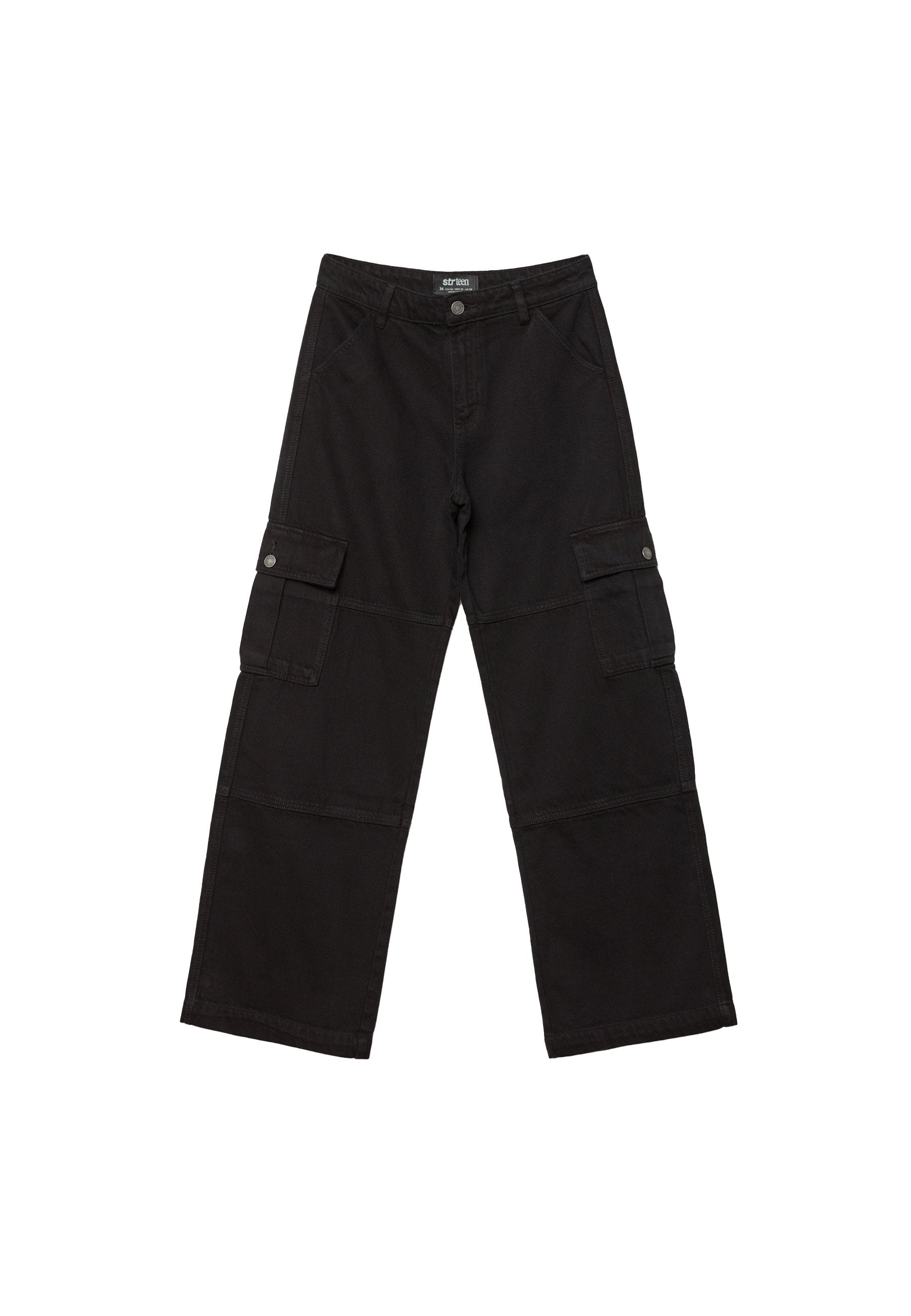 Schwarze Cargo-Hosen mit lockerer Passform, ausgestattet mit mehreren Taschen, einem Knopfverschluss und einem strapazierfähigen Baumwollmaterial. Flache Nähte und ein einfaches Design.