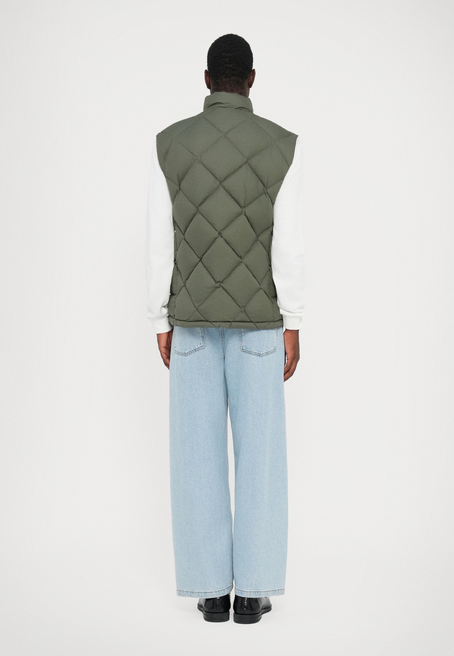 MOUNTAIN QUILTED VEST Media 4