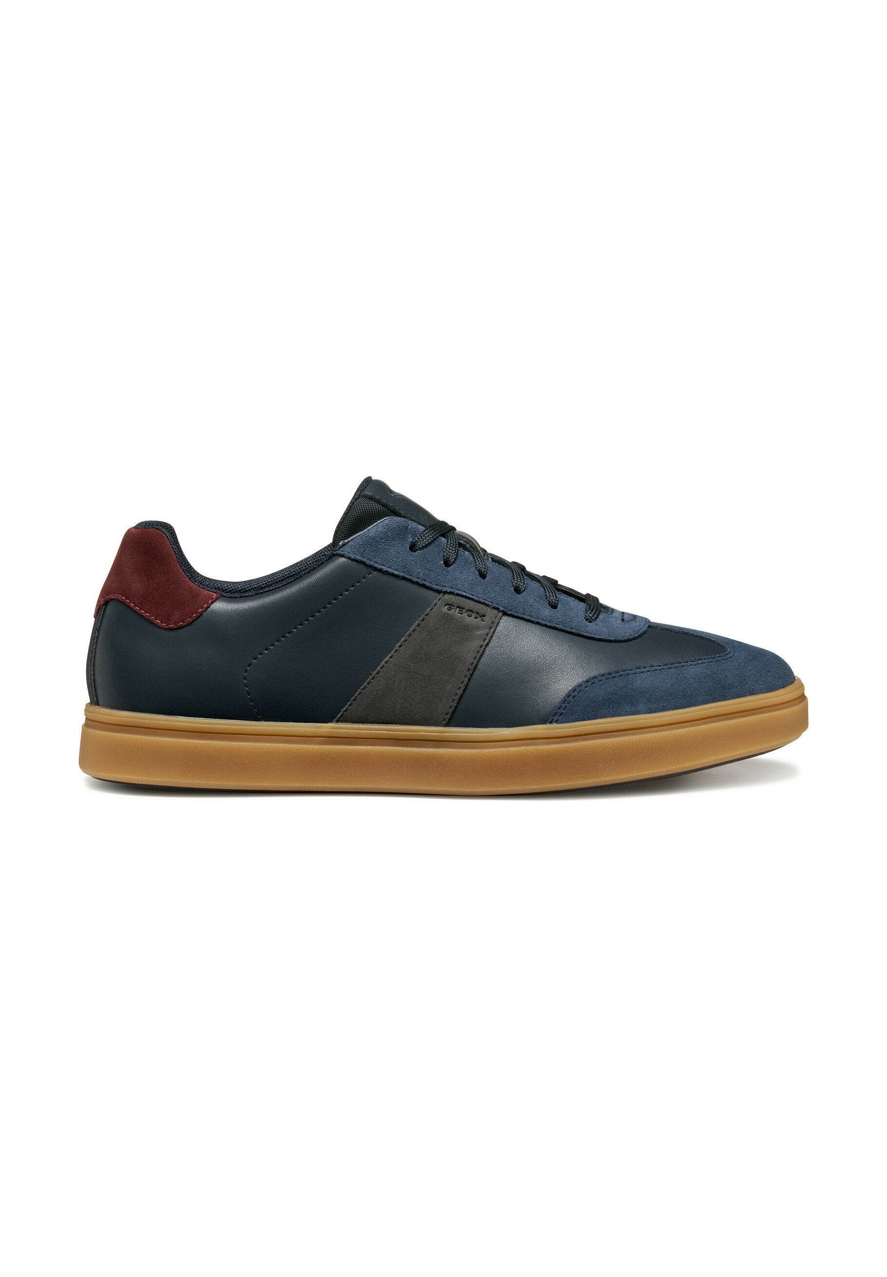Marineblaue Leder-Sneaker mit grauen und burgunderroten Akzenten, einer glatten Oberfläche und einer Sohle aus Gummirubber. Verfügt über runde Schnürsenkel und ein minimalistisches Design.
