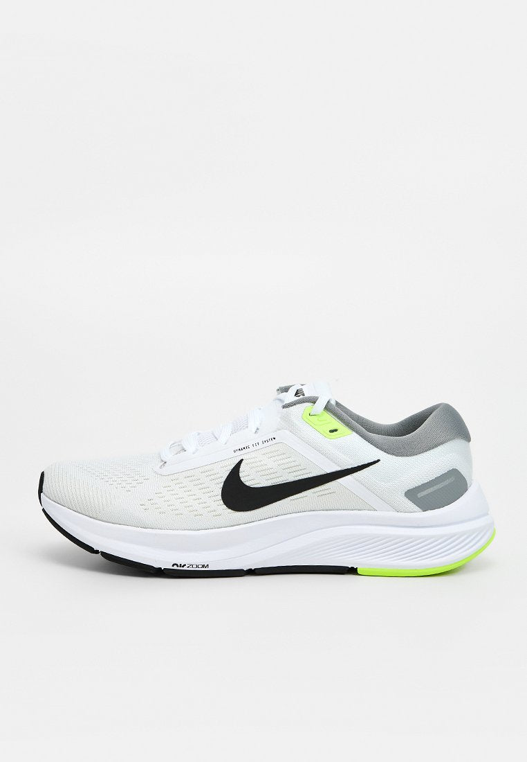 Weißer Sportschuh mit Mesh-Obermaterial, schwarzem Swoosh-Logo, grauer Fersenkappe und neon-grünen Akzenten; verfügt über eine gepolsterte Sohle für Unterstützung.