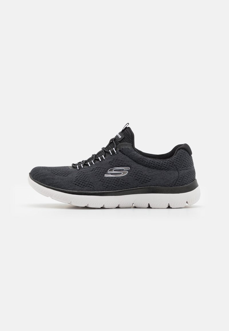 Schwarzer Mesh-Sportschuh mit weißer Sohle, ausgestattet mit einem strukturierten Obermaterial, reflektierenden Akzenten und elastischen Schnürsenkeln für einen sicheren Sitz.