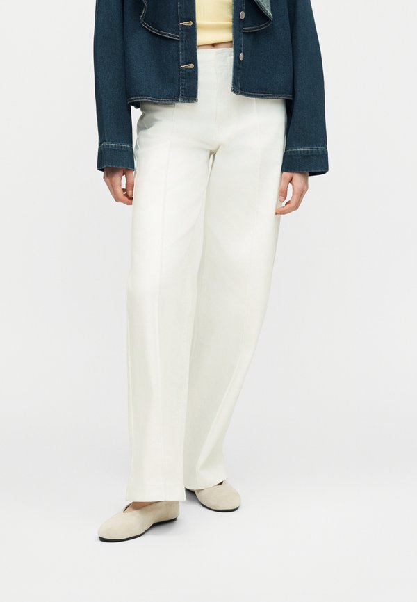 Vero Moda VMMARLA PINTUCKS - Wide Leg - bright white