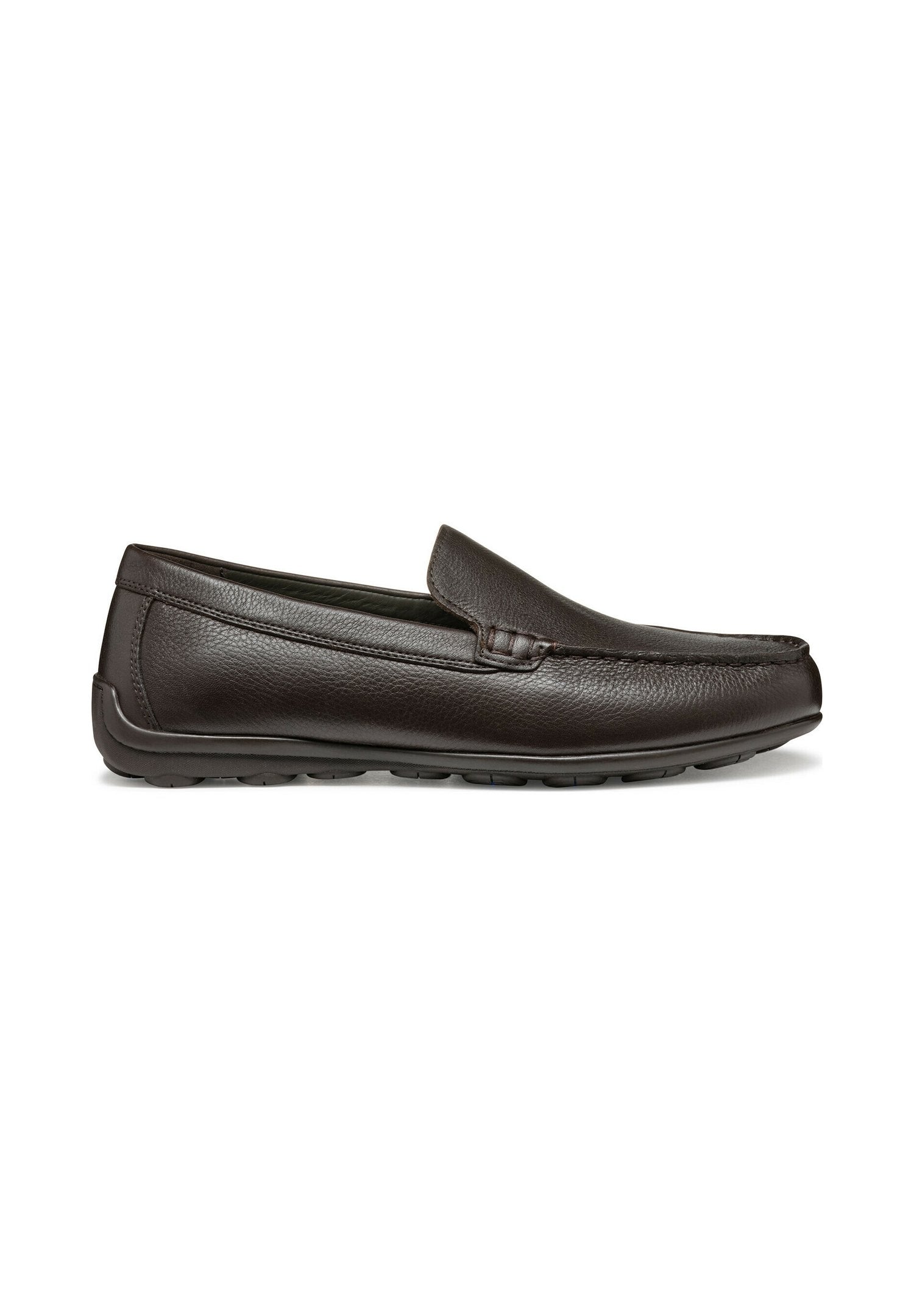 Brauner Lederschlupfschuh mit glatter Textur, abgerundetem Zehenbereich und Gummisohle mit Rillen für besseren Halt. Verfügt über dezente Steppnähte.