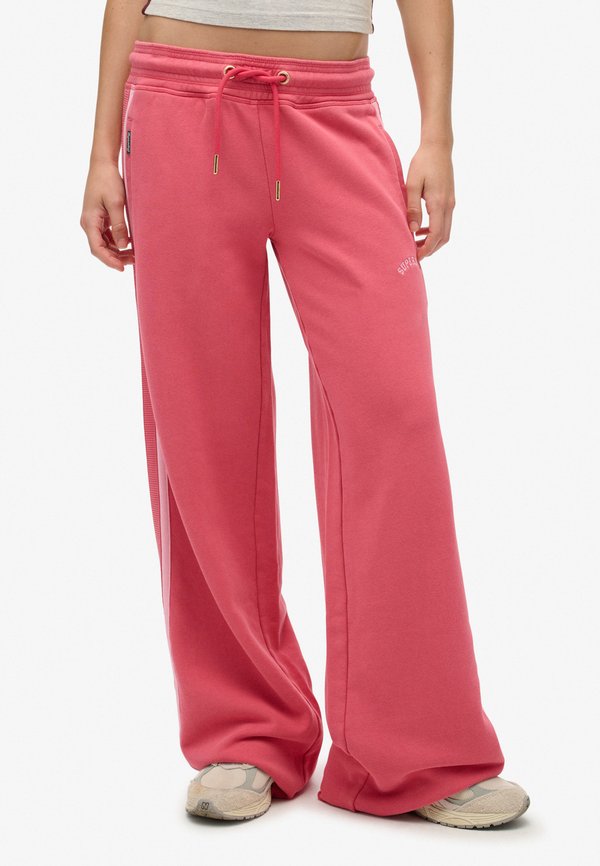 Superdry & Co ATHLETIC ESSENTIALS LOGO - Trousers - holly berry red