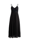 Schwarzes Kleid mit einem Spitzen-Oberteil, dünnen verstellbaren Trägern und einem fließenden Rock mit transparenten Akzenten am Saum. Glatte Textur über das gesamte Kleid.