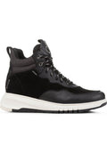 Schwarze High-Top-Sneaker aus einer Mischung aus strukturiertem Leder und Wildleder, mit einer kontrastierenden weißen Zwischensohle und runden Schnürsenkeln mit Metallösen.