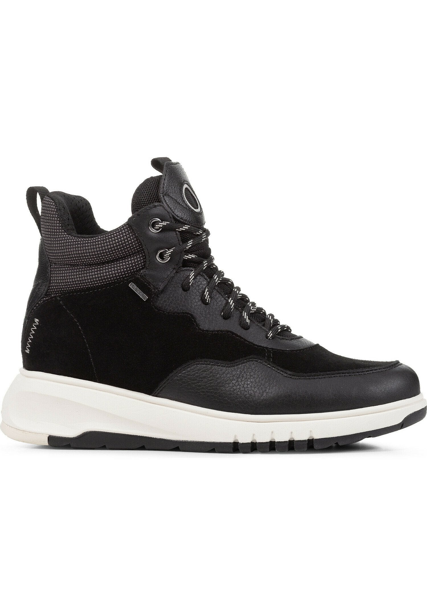 Schwarze High-Top-Sneaker aus einer Mischung aus strukturiertem Leder und Wildleder, mit einer kontrastierenden weißen Zwischensohle und runden Schnürsenkeln mit Metallösen.