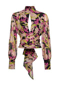 Blumenbluse aus transparentem schwarzem Stoff mit rosa und grünen Mustern, einem hohen Kragen und einem Schlitz am Ausschnitt, ausgestattet mit langen, gepufften Ärmeln.