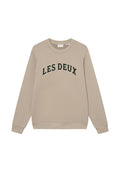 Beige Sweatshirt mit "LES DEUX" in dunkelgrüner, gewölbter Schrift. Hergestellt aus weichem Material, mit geripptem Kragen und Bündchen, bietet eine klassische Passform.